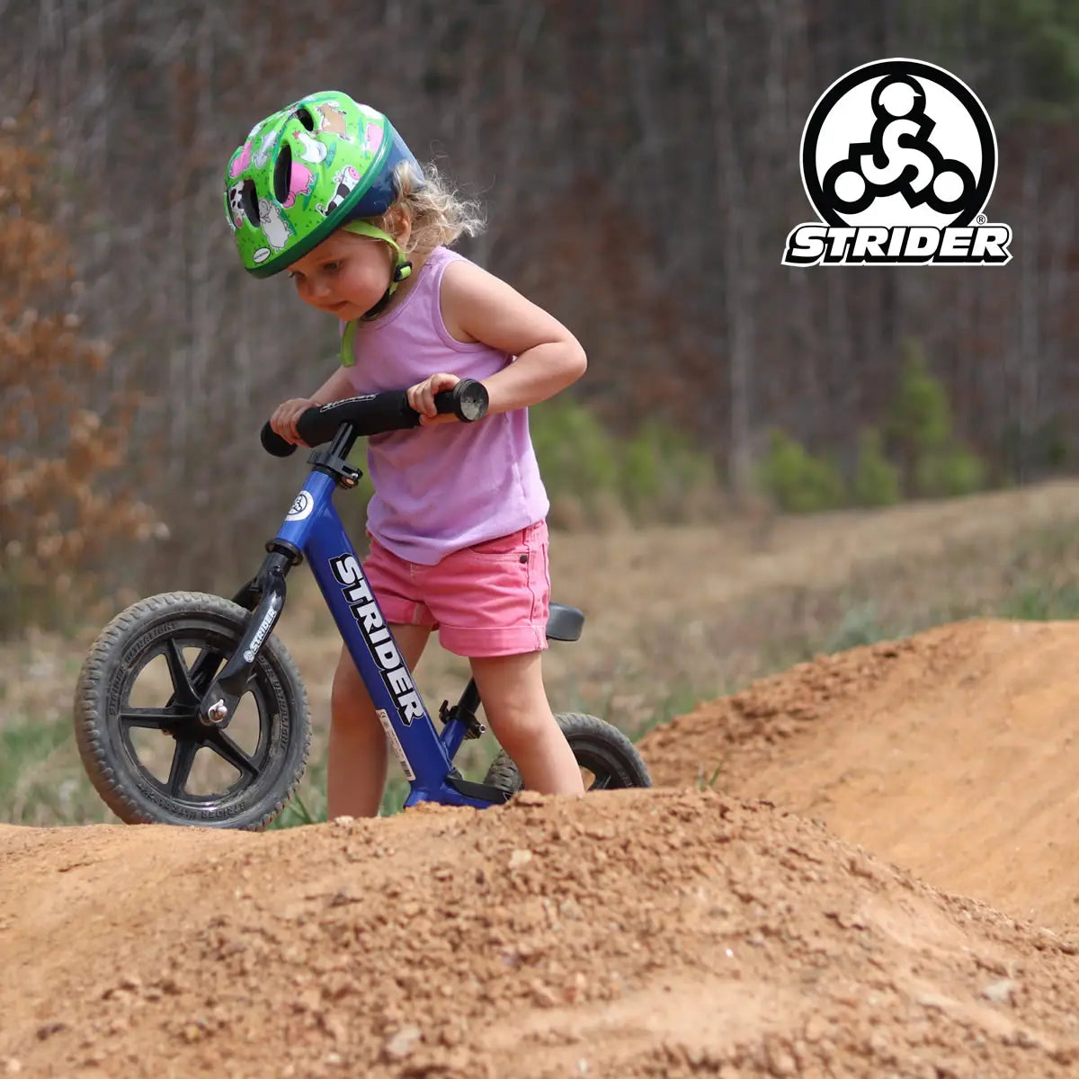 Jeune enfant qui apprend l'équilibre avec un vélo sans pédale