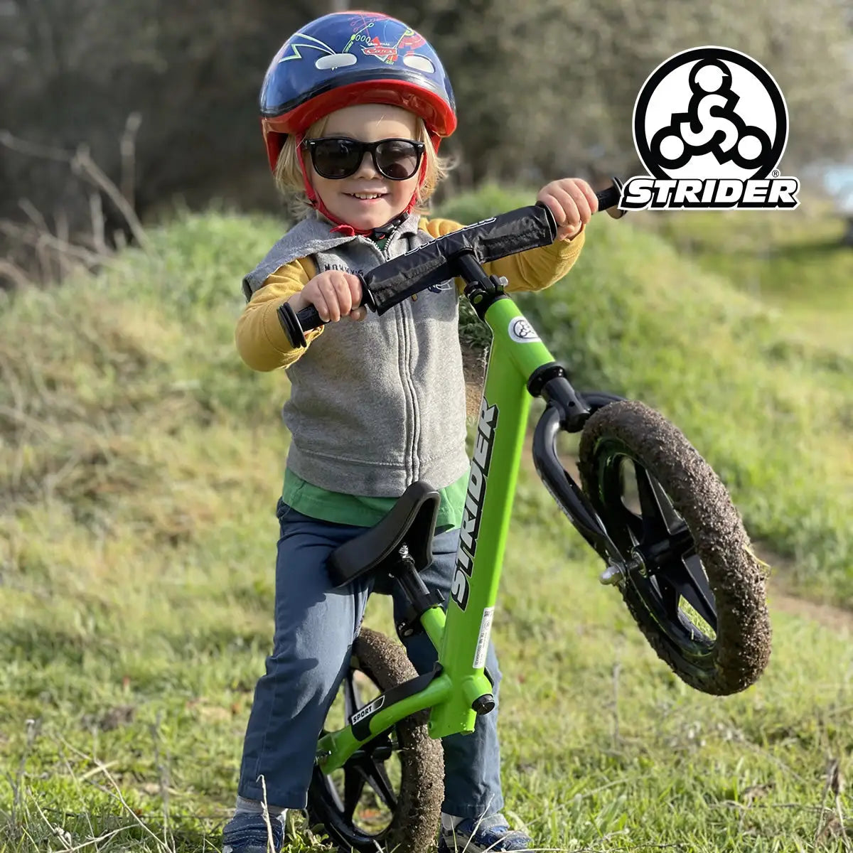 Enfant de 2 ans sur un vélo sans pédale