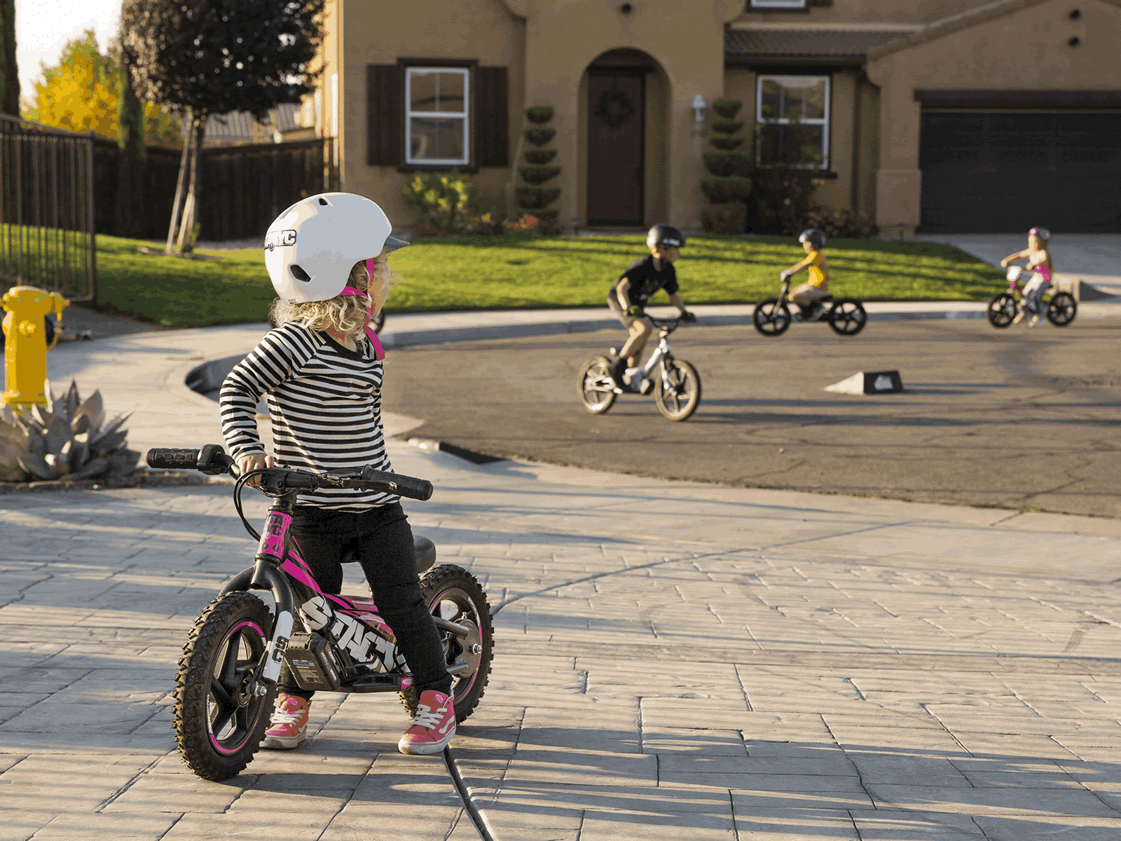 Enfants qui jouent dehors avec STACYC